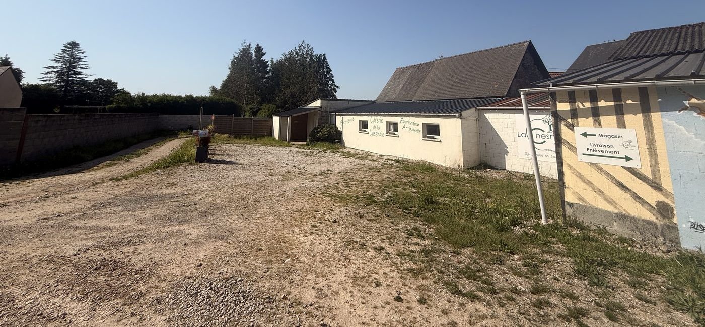 Extérieur de la Cidrerie de la Chesnaie, avec le panneau Magasin et Livraison Enlèvement