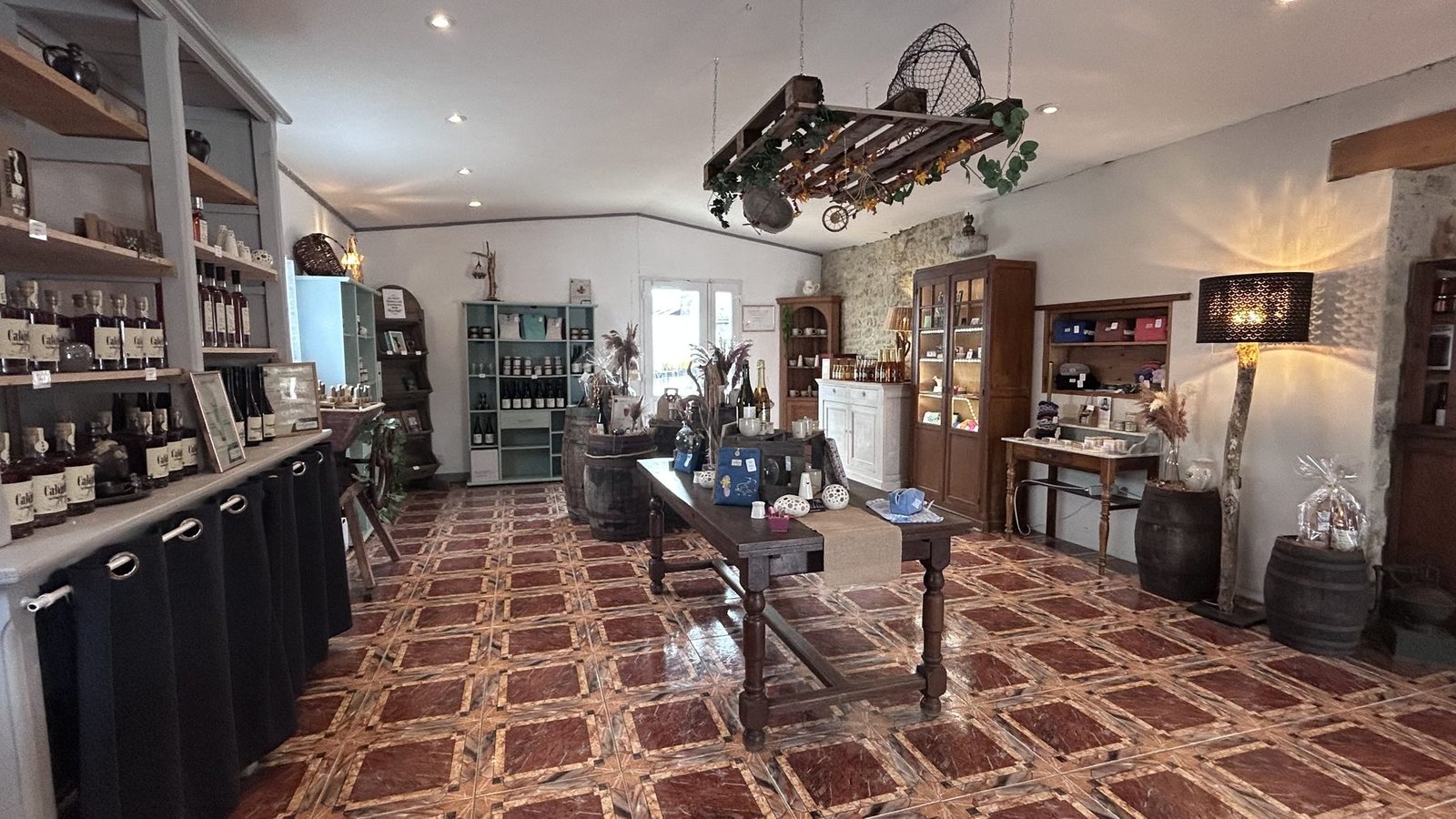 Vue d'ensemble du magasin de la Cidrerie de la Chesnaie