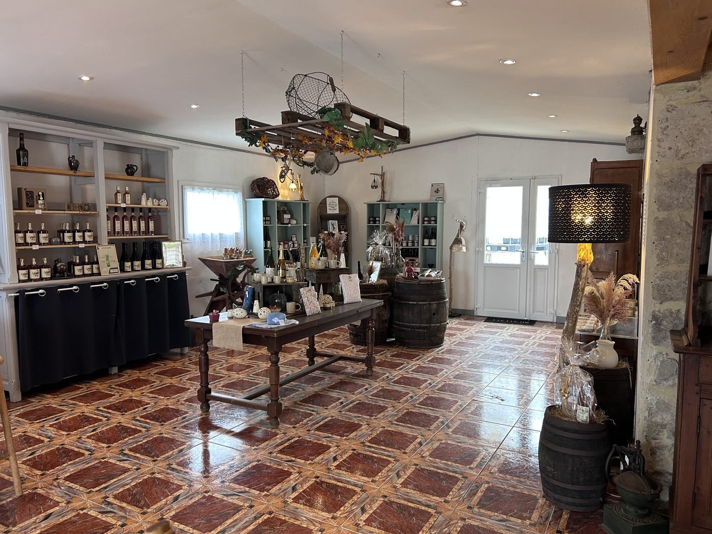 Le comptoir et les calvados du magasin